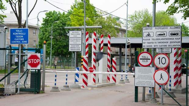 Туристы выстроились в многочасовые очереди ради перехода границы из Эстонии в РФ