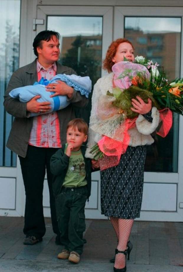 Татьяна Абрамова и первый муж на выписке из роддома