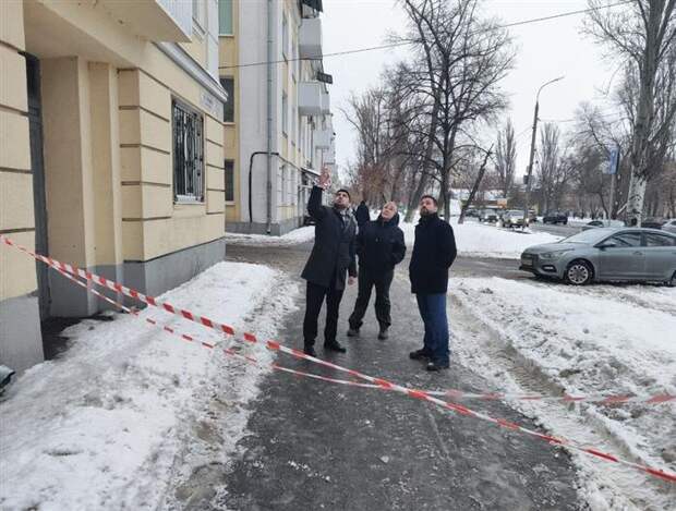 В Самаре на улице Урицкого на младенца упал снег с балкона