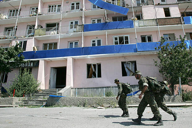 Грузинские солдаты в Гори, Грузия, 10 августа 2008 года. Фото: Сергей Гриц / AP
