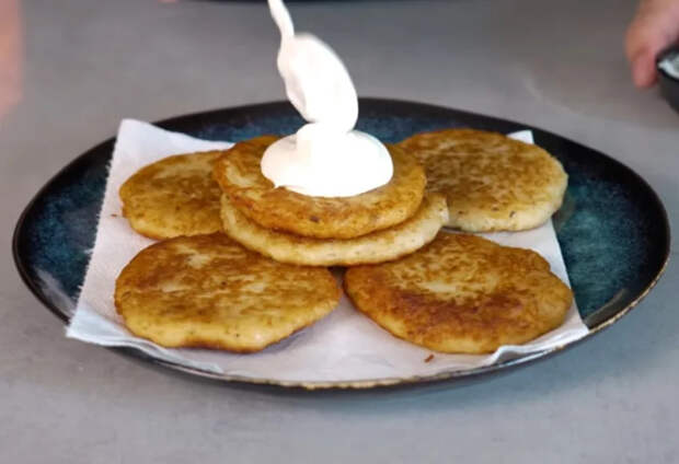 Золотистые драники с хрустящей корочкой: секрет идеального картофельного теста без лишней влаги