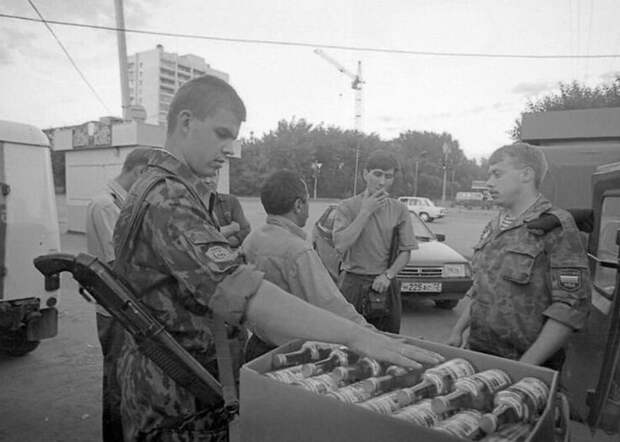7. Рейд ОМОНа по изъятию контрафактной спиртной продукции. Тюмень, 1994 год 7. Рейд ОМОНа по изъятию контрафактной спиртной продукции. Тюмень, 1994 год