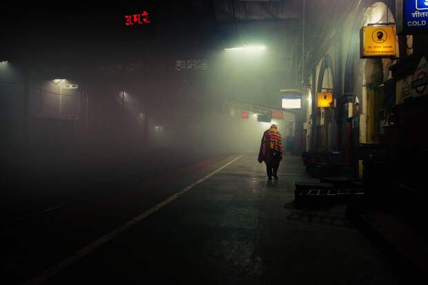 Индийский вокзал ночью