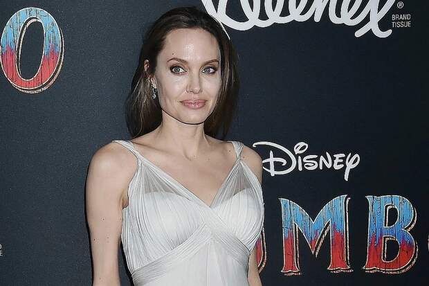 Кожа да кости: новые фотографии Анджелины Джоли повергли фанатов в шок
