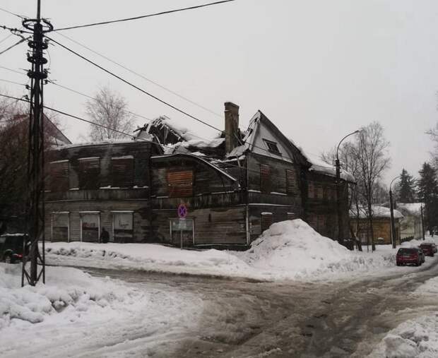 В городе Сортавала под тяжестью снега рухнула крыша дома, который должны были снести