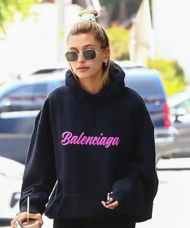 Хелли бибер. Хейли Бибер. Hailey Bieber Style 2022. Хейли Бибер в худи. Хейли Бибер свитшот.