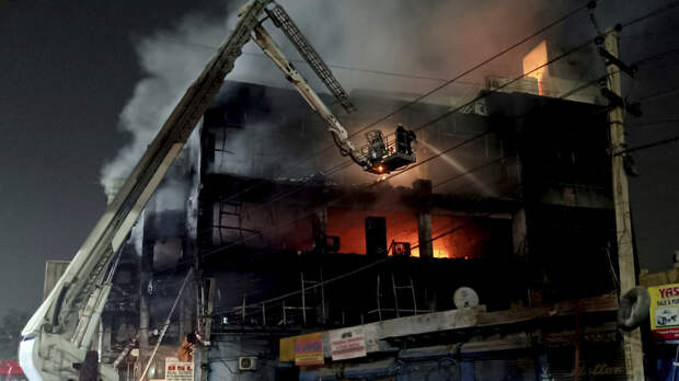 Более 25 человек погибли в столице Индии в результате пожара