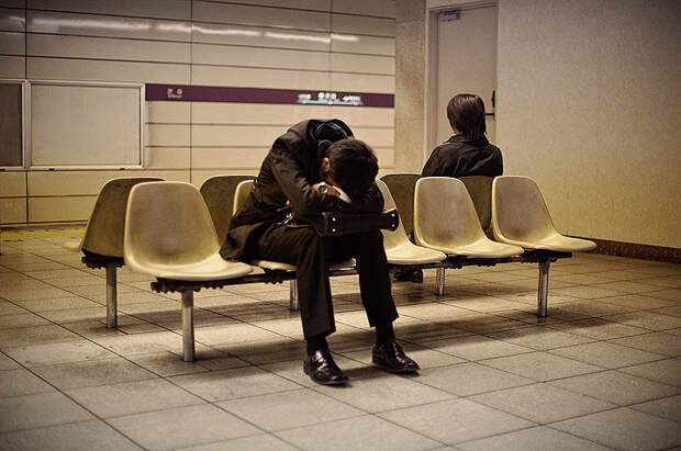 sleepingjapan08 Изнуренные работой жители Токио, спящие на улице