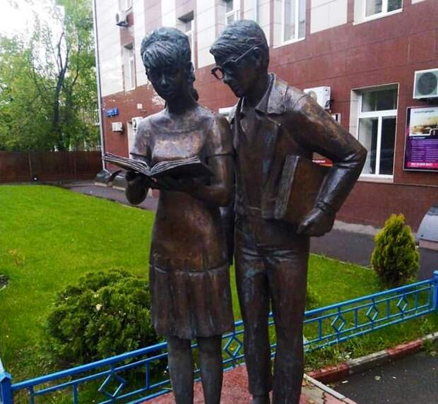 Памятник возле МЭИ. Фото взято из группы «Текстильщики ЮВАО» ВКонтакте, автор фото - пользователь Инстаграм @ shizophrenix.