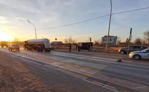 Многотонная автоцистерна: в Волгограде КамАЗ сбил 17-летнюю девушку Многотонная автоцистерна: в Волгограде КамАЗ сбил 17-летнюю девушку