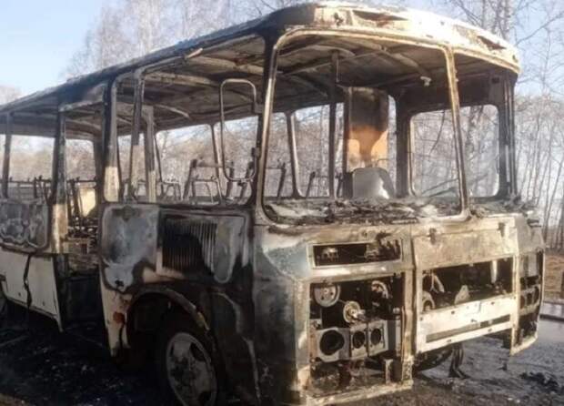 В Новосибирской области на трассе загорелся на ходу рейсовый автобус