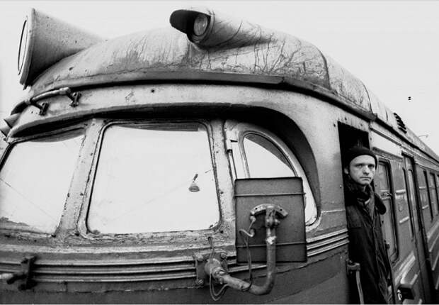 Машинист пригородной электрички. Россия, Московская область, 1995 год. Машинист пригородной электрички. Россия, Московская область, 1995 год.