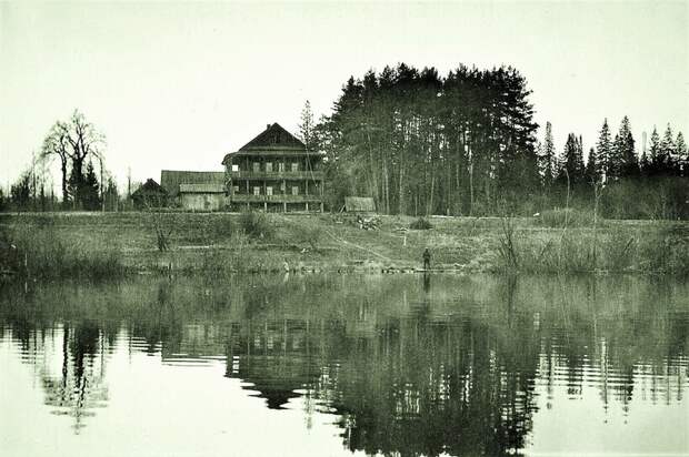 Дом Мосолова, который простоял больше века. Конец 1960-х. Фото: rodnaya-vyatka.ru