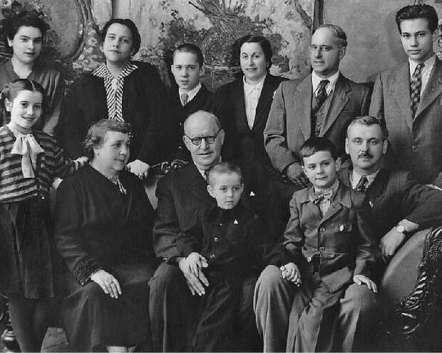 Верхний ряд слева направо: Екатерина Семенова (дочь Натальи Петровны Кончаловской от первого брака), Наталья Петровна Кончаловская (дочь художника), сын Михаила Петровича Кончаловского от первого брака Алексей, Эсперанса (жена Михаила Петровича Кончаловского), Михаил Петрович Кончаловский (сын художника), Андрон Кончаловский. Нижний ряд слева направо: Маргот (дочь Михаила Петровича от второго брака), Ольга Васильевна Кончаловская-Сурикова(жена художника и дочь Василия Сурикова), Петр Петрович Кончаловский, Лаврентий (сын Михаила Петровича от второго брака), Никита Михалков, Сергей Владимирович Михалков. Верхний ряд слева направо: Екатерина Семенова (дочь Натальи Петровны Кончаловской от первого брака), Наталья Петровна Кончаловская (дочь художника), сын Михаила Петровича Кончаловского от первого брака Алексей, Эсперанса (жена Михаила Петровича Кончаловского), Михаил Петрович Кончаловский (сын художника), Андрон Кончаловский. Нижний ряд слева направо: Маргот (дочь Михаила Петровича от второго брака), Ольга Васильевна Кончаловская-Сурикова(жена художника и дочь Василия Сурикова), Петр Петрович Кончаловский, Лаврентий (сын Михаила Петровича от второго брака), Никита Михалков, Сергей Владимирович Михалков.
