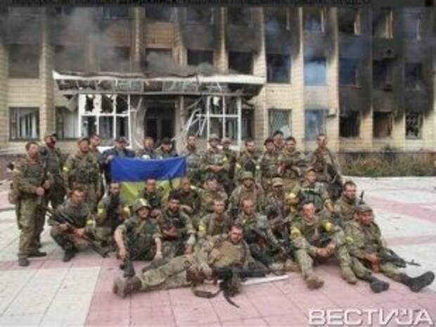 Убегая, боевики подожгли горадминистрацию Дзержинска Убегая, боевики подожгли горадминистрацию Дзержинска