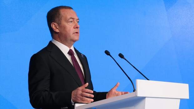 Медведев провёл в Новороссийске совещание по защите Черноморского побережья