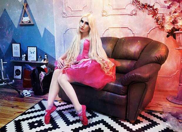 Живая кукла из Киева тратит уйму времени на макияж, чтобы походить на сказочных персонажей