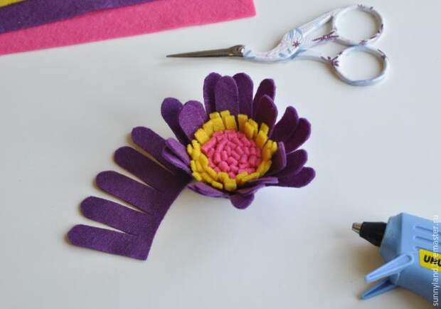 Делаем цветы из фетра для декоративной цифры