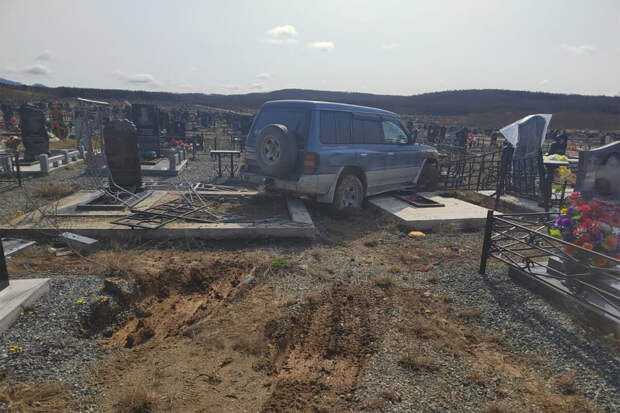 В Южно-Сахалинске пьяный водитель ездил по могилам и снес несколько памятников