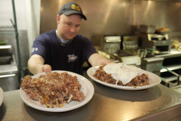 Американка описала россиян словами «любят обжираться на халяву»