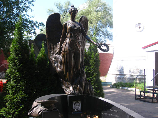 Починок похоронен на Новодевичьем кладбище в Москве