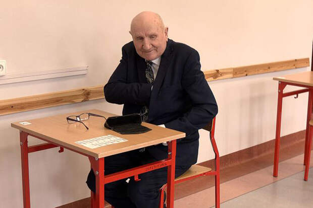 87-летний поляк, не получивший образование из-за войны, сдает выпускные экзамены