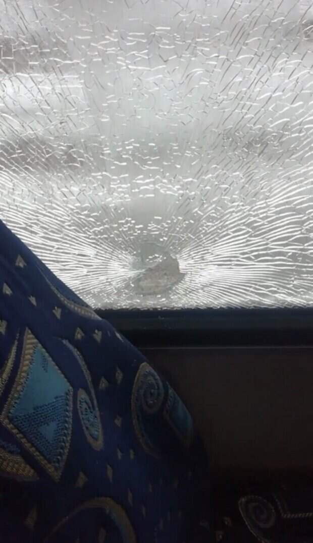 В маршрутку под Киевом неожиданно прилетел болт, пассажиры чудом избежали травм: "Пока едете, будьте готовы к..."
