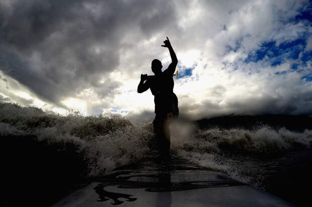 Серфер ловит волну, Аляска