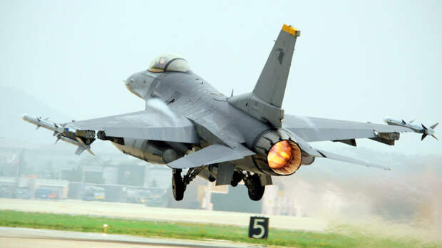 Сингапур приостановил тренировки на F-16 после авиакатастрофы
