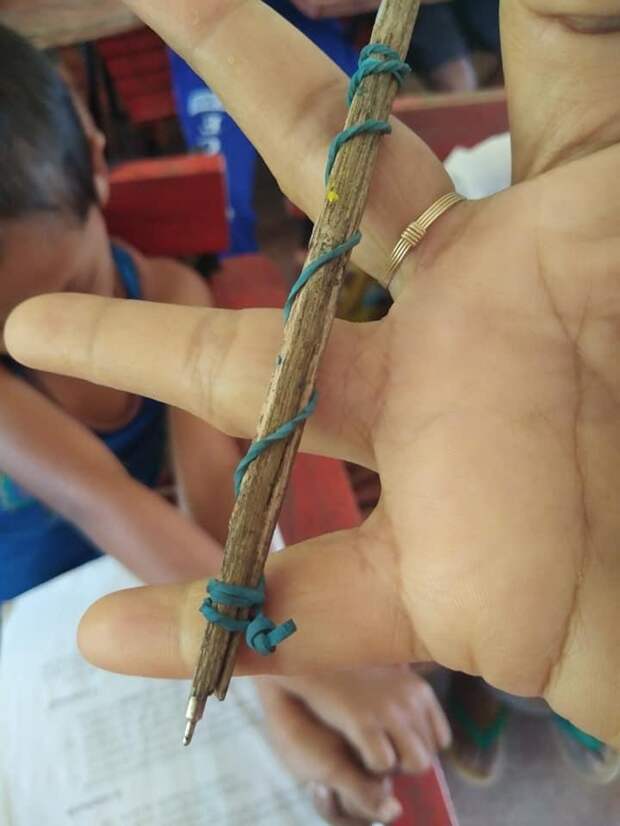 Бедность не порок: 8-летний мальчик сделал из пасты и куска дерева импровизированную ручку, потому что не мог позволить себе письменные принадлежности