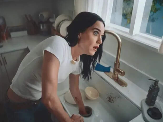 Кэти Перри в клипе Bandaids