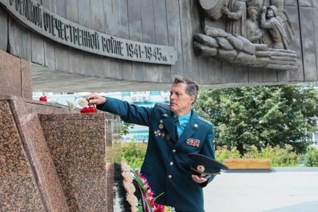 Пожарные и спасатели почтили память погибших во время первого воздушного налета на столицу