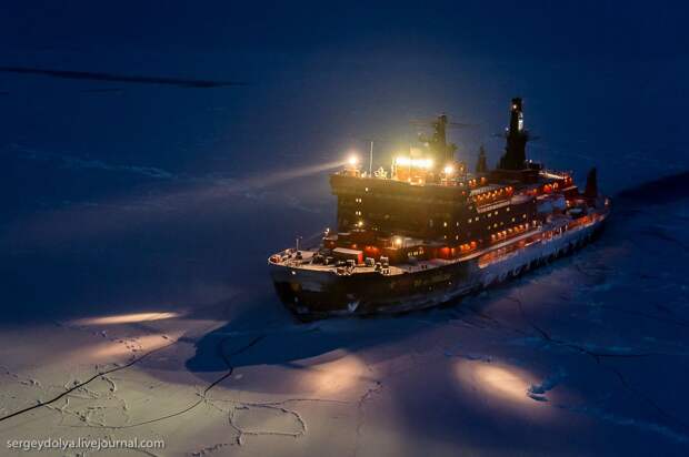 northpole25 Уникальные фотографии ледокола с воздуха на Полюсе в условиях полярной ночи