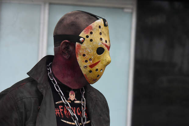 Пьяный турист в хоккейной маске напал на стриптизершу в клубе и отрезал ей клок волос