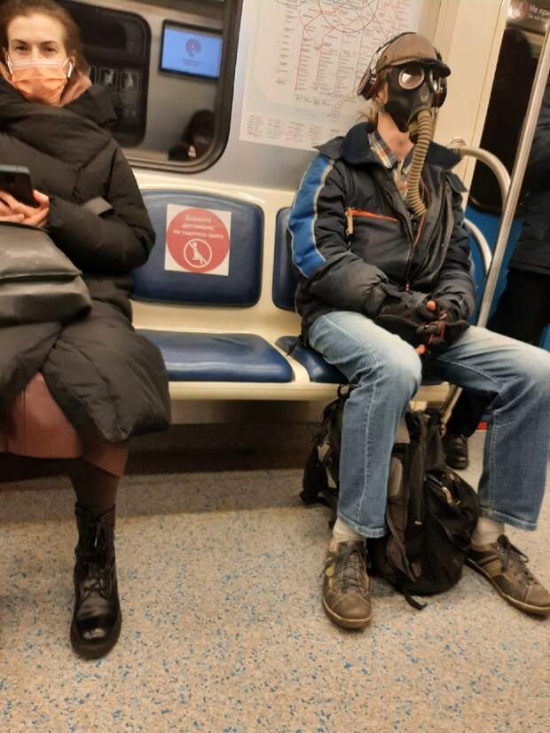 В метро едут два парня, а напротив — две девушки. Один парень говорит другому...
