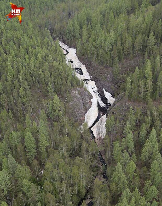 Водопад и наледь на ручье Чургим по тропе Кулика Фото: Евгений САЗОНОВ