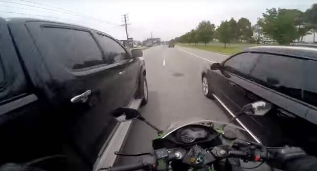 Этот злой мотоциклист ярко демонстрирует, как не надо себя вести на дороге