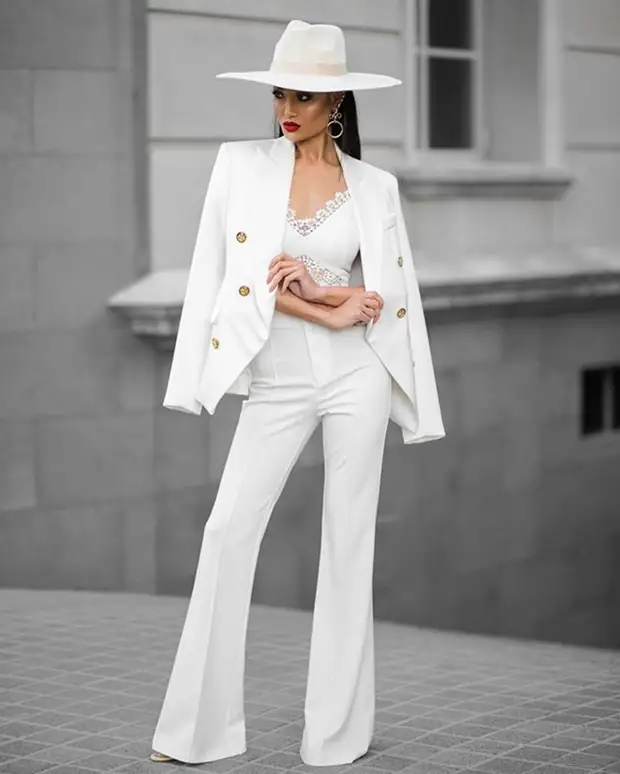 Модная белая одежда