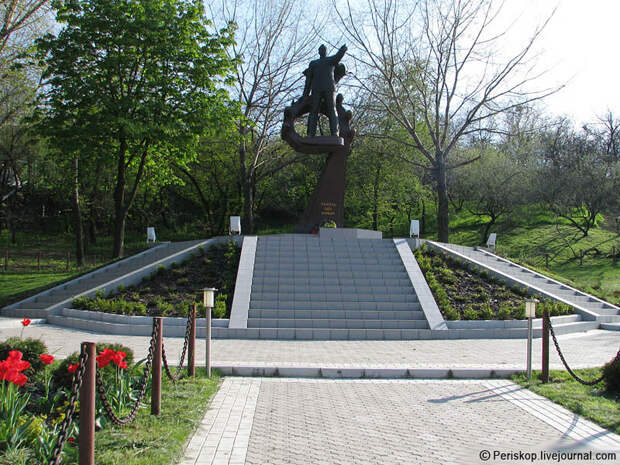 Памятник Маринеско в Херсонском сквере Одессы