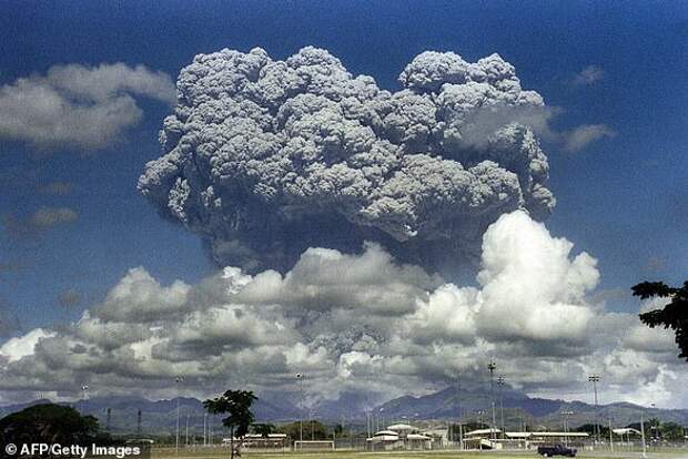 Вдохновение отчасти было вызвано стихийным бедствием. Когда вулкан Пинатубо на Филиппинах взорвался в 1991 году (на фото), он убил более 700 человек и оставил более 200 000 бездомных