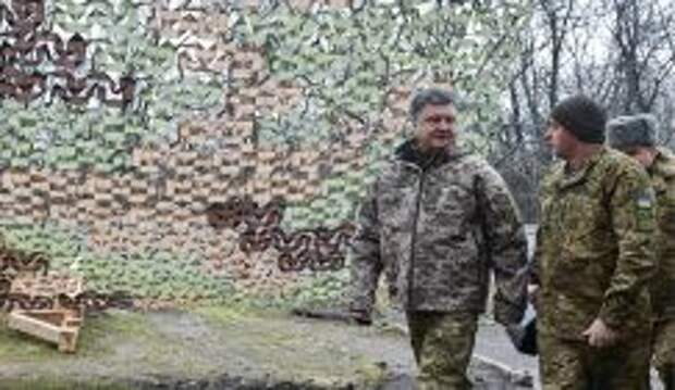 Президент Украины Петр Порошенко (второй справа) во время посещения Центра управления сухопутными войсками Украины в Донецкой и Луганской областях