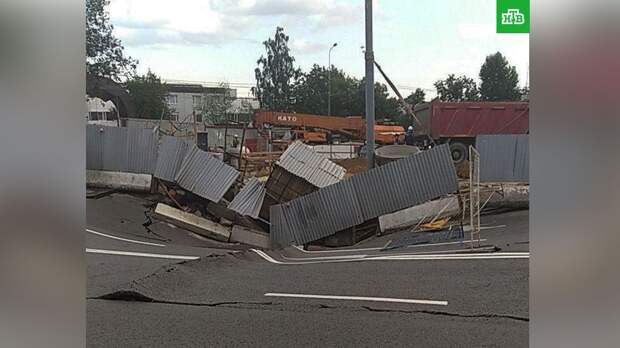На западе Москвы дорога провалилась во время ремонта