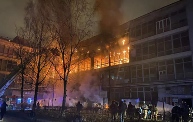 Пожарный поезд подключился к тушению полыхающего завода в Петербурге
