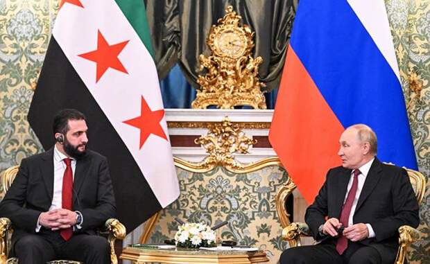 На фото: президент РФ Владимир Путин и временный президент Сирии Ахмед аш-Шараа (справа налево) во время переговоров.
