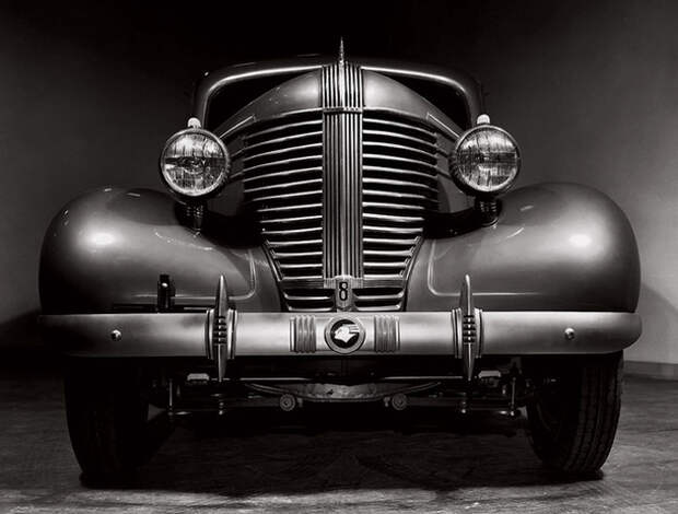 Автомобиль Pontiac, модель 1938 года.