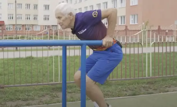 80-летний пенсионер тренируется каждый день уже 60 лет и до сих пор сильнее многих молодых. Смотрим тренировку против старости