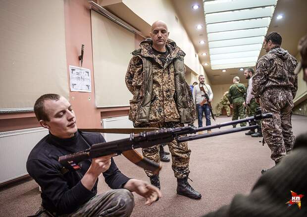 Вдоль строя, не спеша, прохаживается Захар — в камуфляже и с пистолетом ТТ на бедре Фото: Виктор ГУСЕЙНОВ