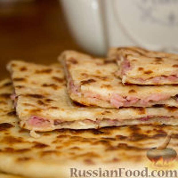Фото к рецепту: Сырные лепешки с ветчиной