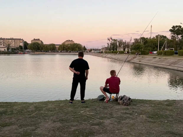 Соседи по берегу злятся и уходят с пустыми ведрами: капаю на червя копеечное средство из аптечки, и рыба сама прыгает в садок