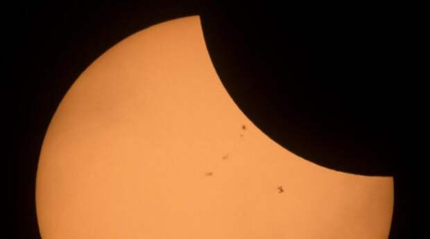 Фото: МКС "потерялась" на фоне "великого солнечного затмения"